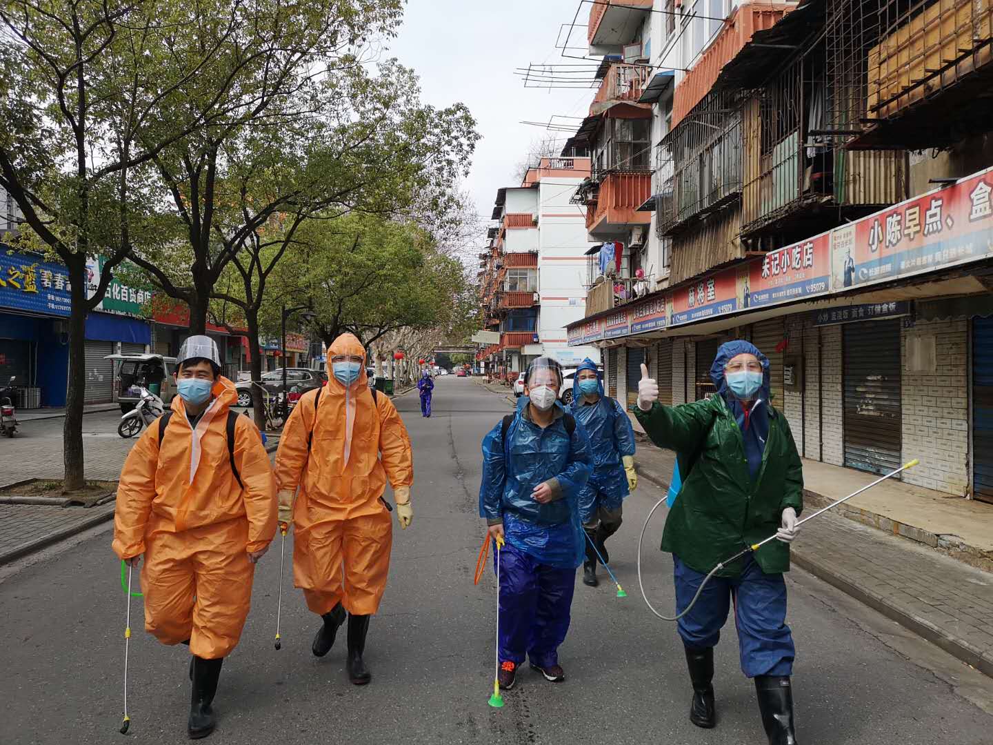 3月2日一大早，碧水集團(tuán)、產(chǎn)業(yè)公司石化社區(qū)消殺小隊(duì)開(kāi)始了一天的工作.jpg